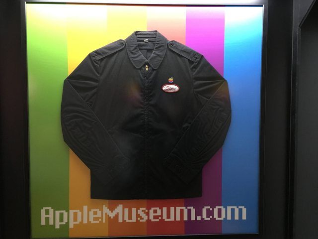 Куртка работника Apple