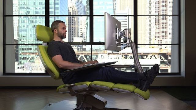 Altwork Station - компьютерный стол, позволяющий работать сидя, стоя или лежа
