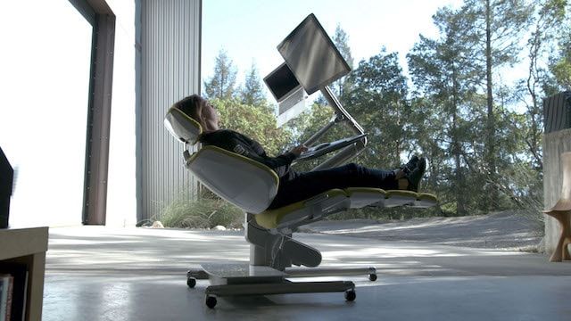 Altwork Station - компьютерный стол, позволяющий работать сидя, стоя или лежа