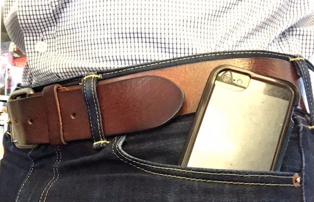 iPhone SE в кармане