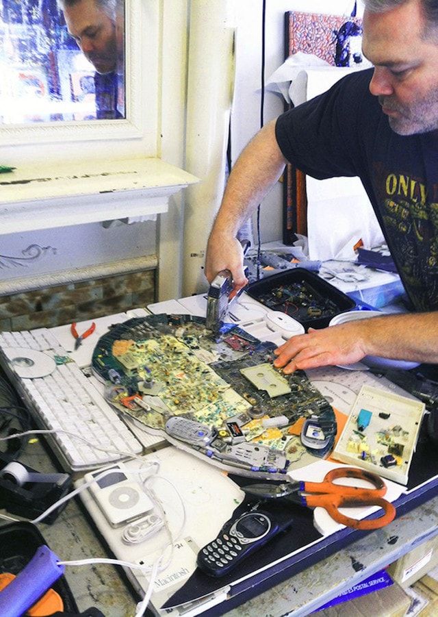 Портрет Стива Джобса из старых электронных устройств и мусора