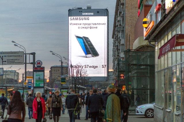 Рекламный Samsung Galaxy S7 высотой 80 метров установлен в Москве