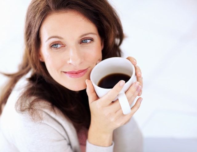 Женщина пьет кофе