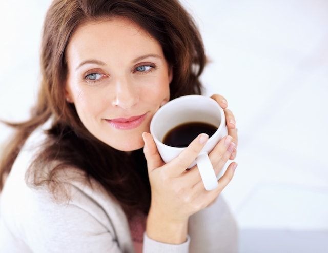 Une femme qui boit du café