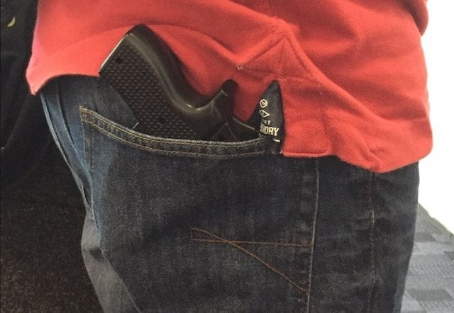 Мужчину арестовали за использование чехла для iPhone в виде пистолета