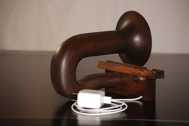 Symphonica - миниатюрный деревянный усилитель звука для iPhone