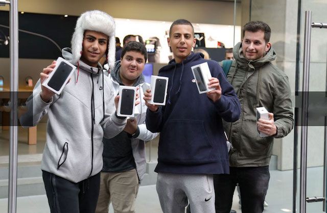 Фото и видео первых покупателей iPhone 7 и iPhone 7 Plus