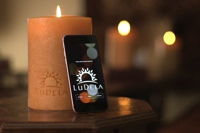 LuDela Smart Candle – восковая свеча, зажигать которую можно с помощью смартфона