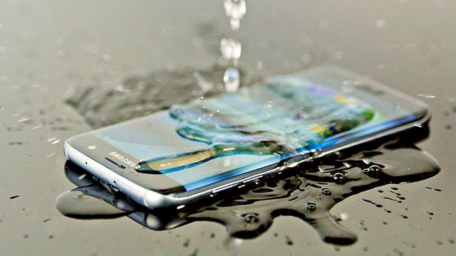 Водостойкость смартфона: как эту задачу решают в Apple, Samsung и Sony