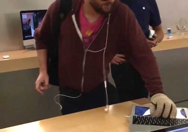 клиент разбил стальным шаром множество iPhone и Mac во французском Apple Store (видео)