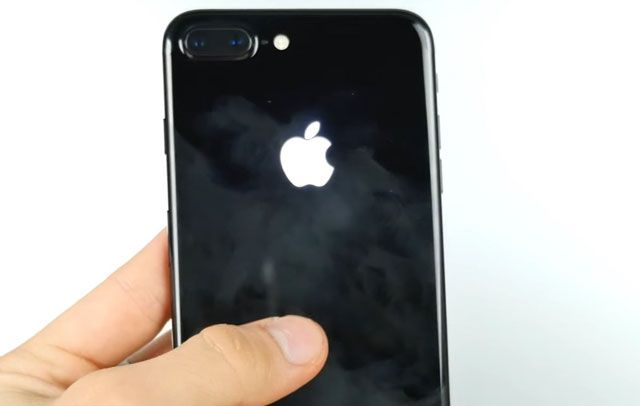 Как заставить светиться яблоко на задней крышке своего iPhone 7 (видео)