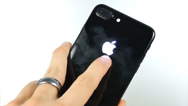 Как заставить светиться яблоко на задней крышке своего iPhone 7 (видео)