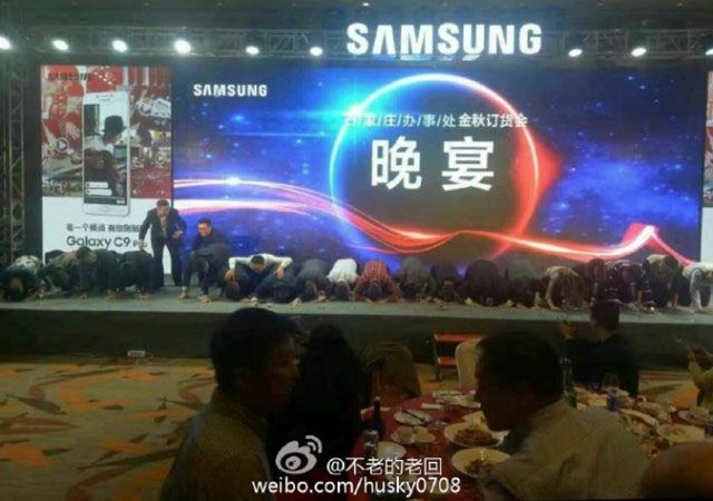 Менеджеры Samsung оскорбили китайских пользователей, встав перед ними на колени