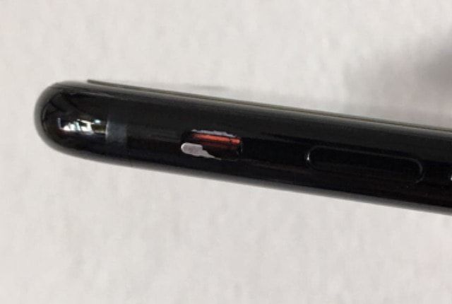 На черном матовом iPhone 7 облазит краска