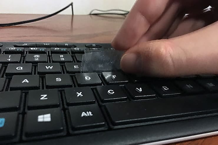 Как собрать всю грязь под клавишами на клавиатуре