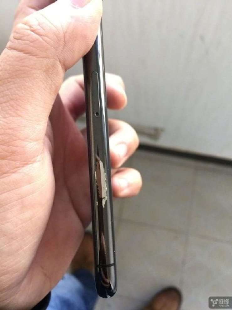 С iPhone X (Айфон 10) слезает краска
