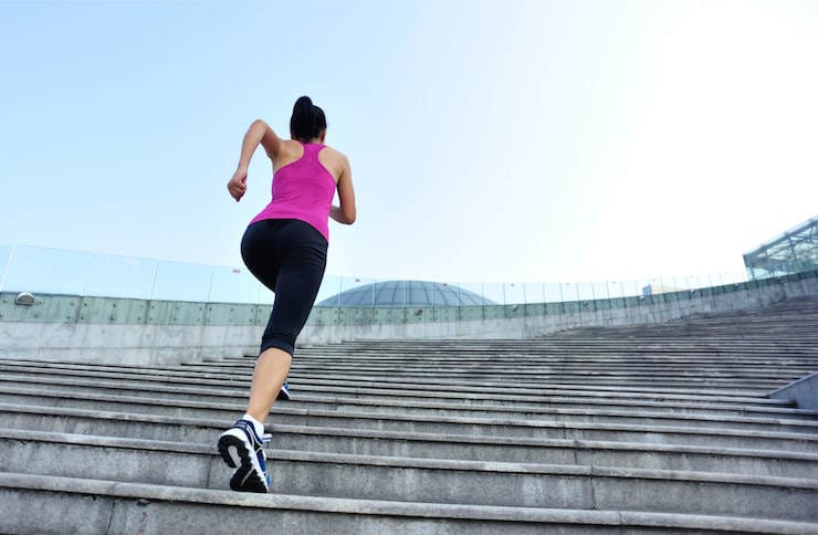 Courir en haut et en bas des escaliers