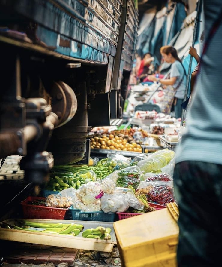Меклонг: рынок на рельсах в Бангкоке (Таиланд)