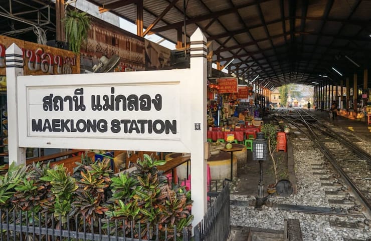Меклонг: рынок на рельсах в Бангкоке (Таиланд)