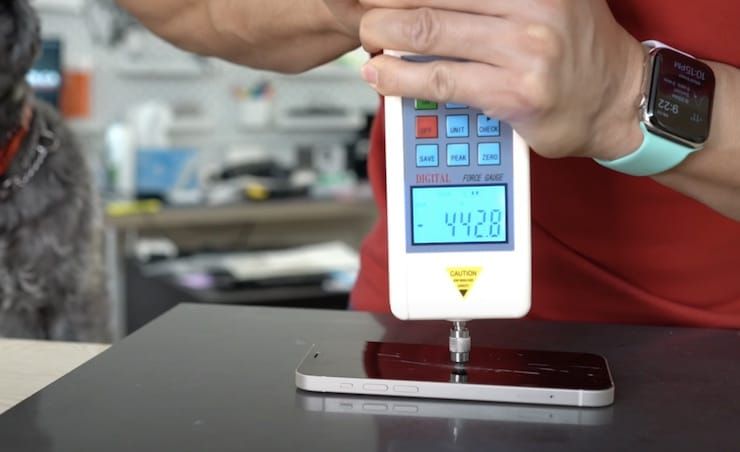 Тест покрытия Ceramic Shield в iPhone 12 / 12 Pro на сопротивление давлению