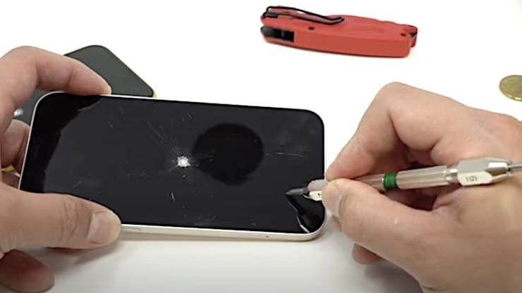 Тест покрытия Ceramic Shield в iPhone 12 / 12 Pro на подверженность царапинам