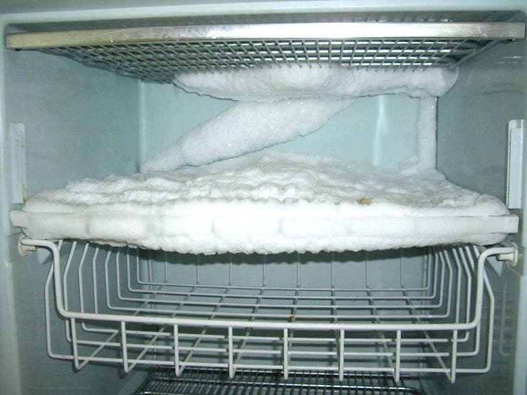 Неразмороженный холодильник