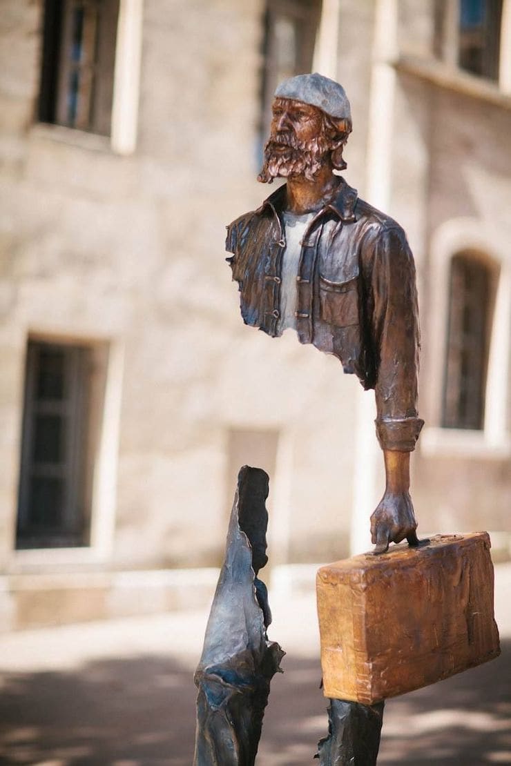 «Разорванные путешественники»: необычные скульптуры Бруно Каталано