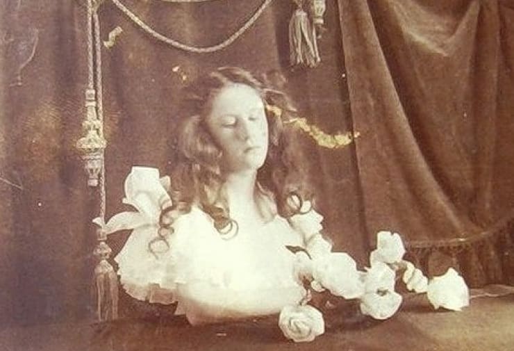 Post-mortem photos: photographs of the dead as living