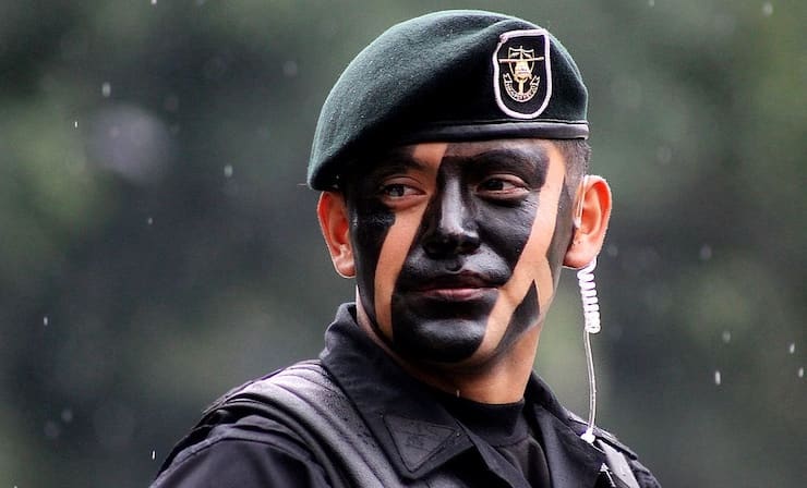 Для чего военные вымазывают лицо краской?