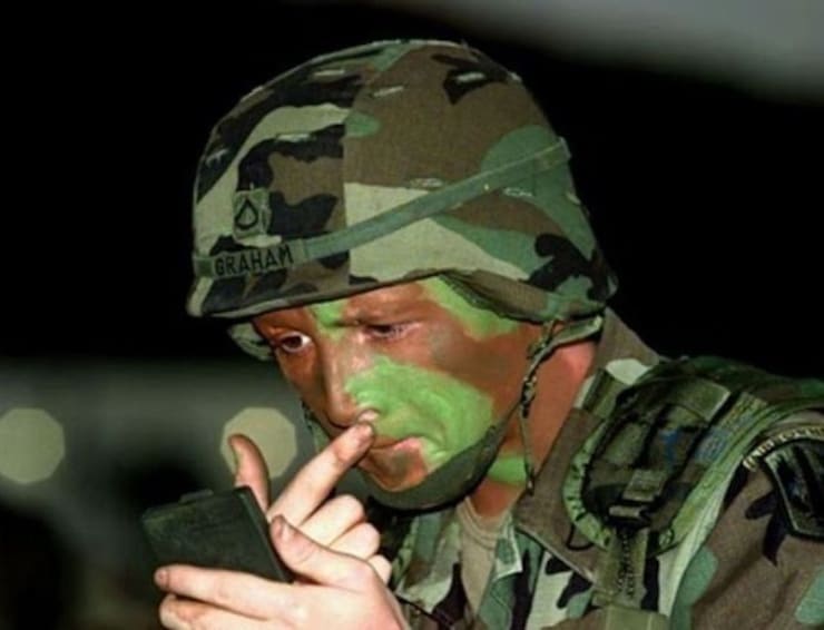 Pourquoi les militaires s'enduisent-ils le visage de peinture ?
