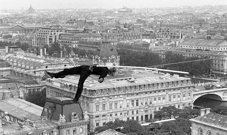Entre les gratte-ciel sur un câble sans filet de sécurité : l'histoire incroyable de Philippe Petit