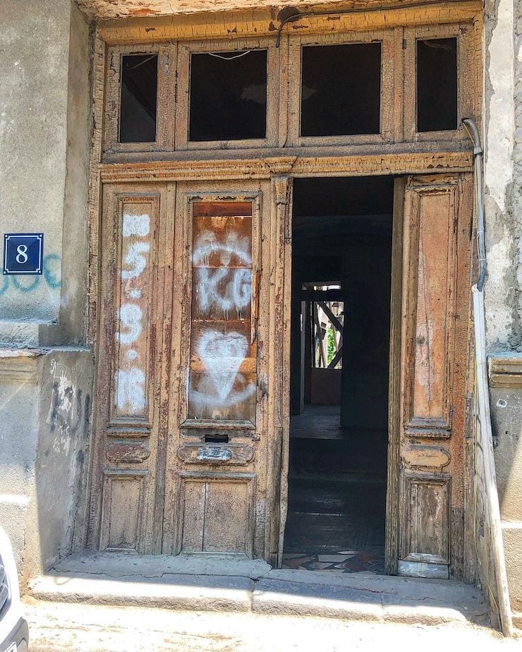 Входные двери в подъезды домов Старого Тбилиси