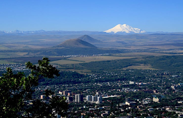 Вид на Эльбрус с горы Машук в Пятигорске