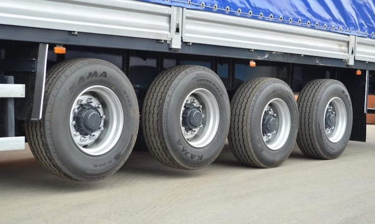 Почему у некоторых грузовиков колеса не касаются дороги?