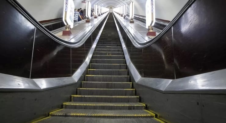 Pourquoi les rampes du métro vont-elles plus vite que les marches ?