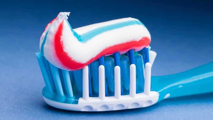Почему разноцветные полоски в зубной пасте не смешиваются?