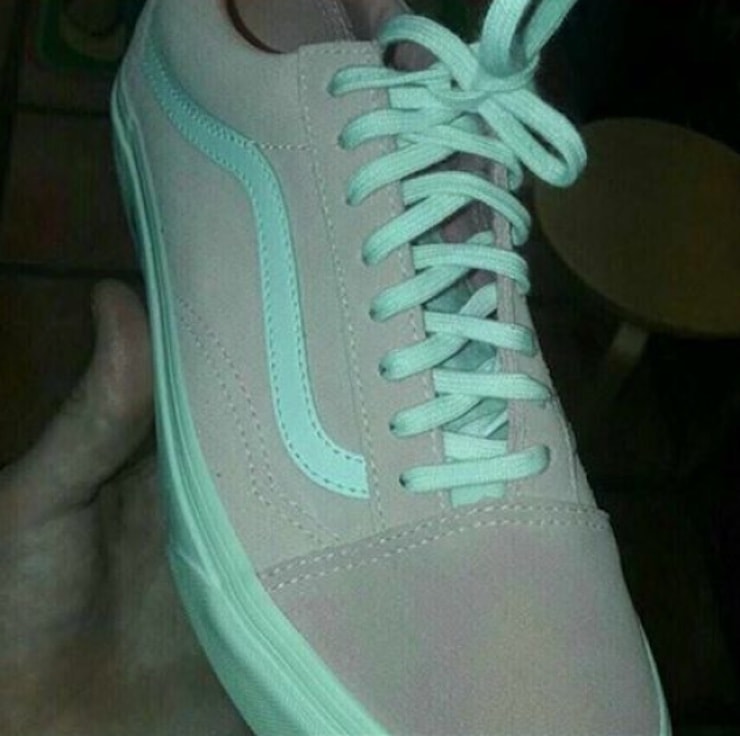 Какого цвета кроссовки: серо-бирюзовые или розово-белые?