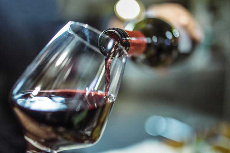 Бокал красного вина - Что такое виноматериал в вине и стоит ли его бояться