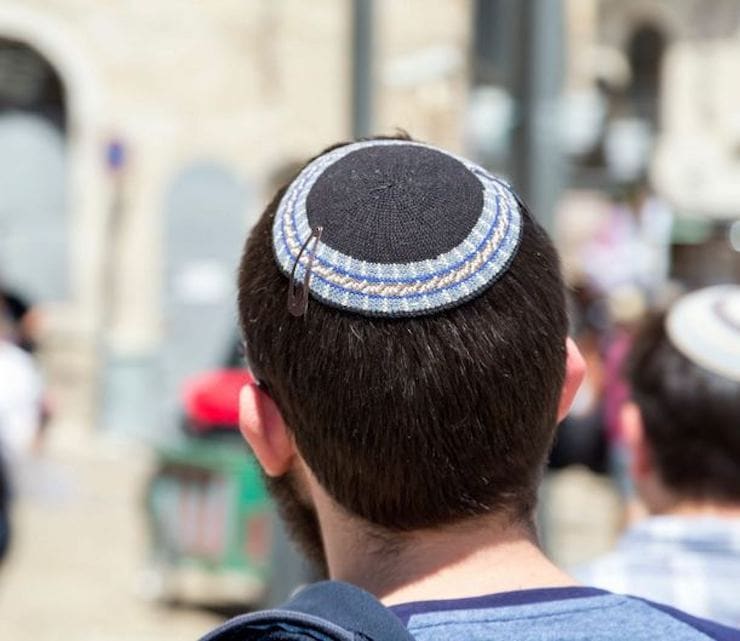 Шапка на затылке. Еврейская шапочка ермолка. Ермолка еврейский головной убор. Ермолка тюбетейка. Еврейская мужская Национальная шапка ермолка.