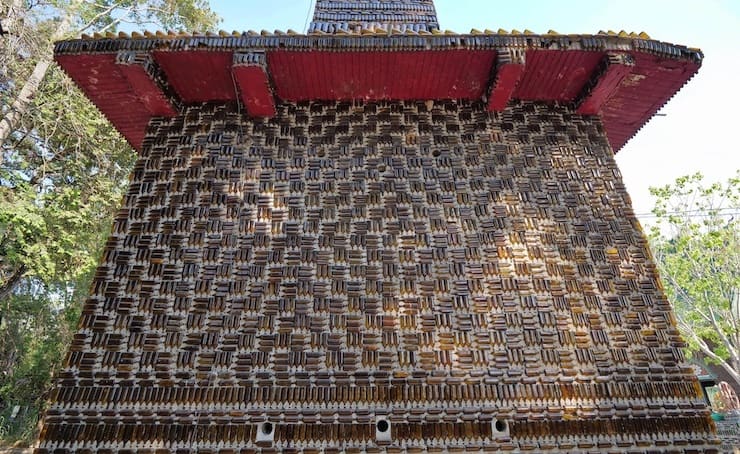 Таиландский храм Ват Па Маха Чеди Кео, созданный из пивных бутылок