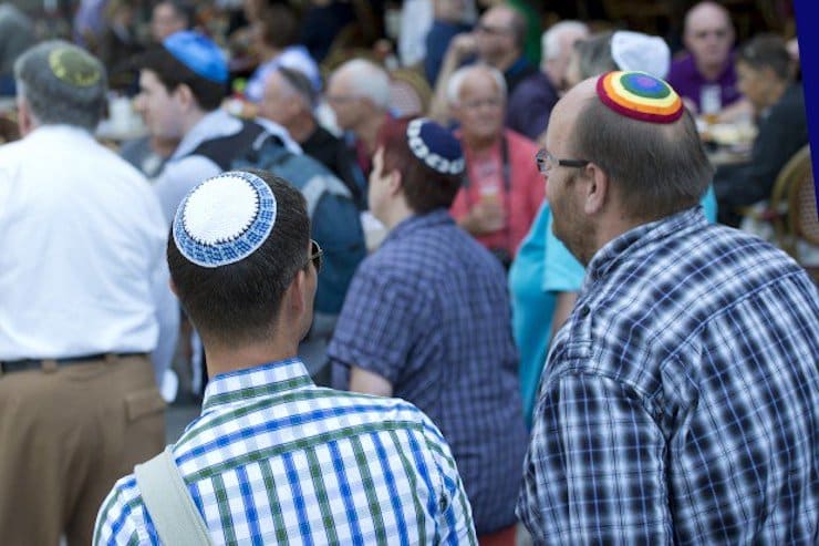Почему еврейская шапочка (кипа, ермолка) не падает с головы?