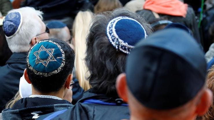 Почему еврейская шапочка (кипа, ермолка) не падает с головы?
