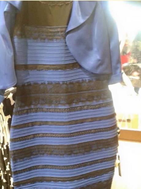 De quelle couleur est la robe ? Blanc et or ou noir et bleu ?