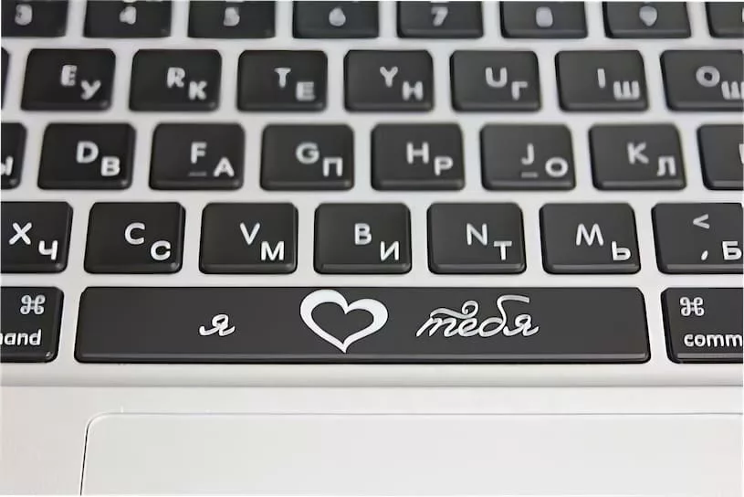 Лазерная гравировка клавиатуры MacBook: влияет ли на гарантию ноутбука?