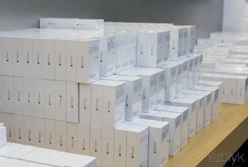 Коробки с iPhone